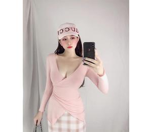 Quay lưng với ống kính vẫn được khen gợi cảm, hotgirl giấu tên làm CĐM thi nhau ấn theo dõi