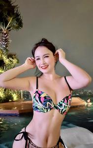 Nữ diễn viên 4 đời chồng diện bikini táo bạo khoe đường cong
