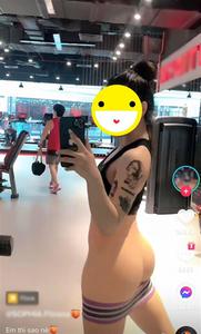 Gái xinh khoe vòng 3 trái đào với chiếc quần mặc như không