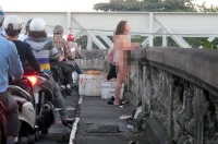 Hà Nội: Người phụ nữ khỏa thân trên cầu Long Biên :|