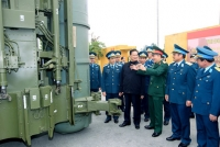 Thủ tướng thị sát tên lửa hiện đại S-300