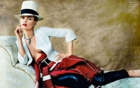 Kate Moss thả rông ngực trần