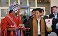Ronaldinho ăn mặc kì quái như thầy cúng