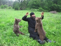 Thầy Tu Và Những Con Gấu