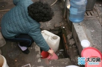 Cả làng lấy nước sinh hoạt từ nhà vệ sinh
