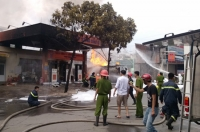NÓNG: Nổ và cháy kinh hoàng ở cây xăng gần bệnh viện 108 Hà Nội