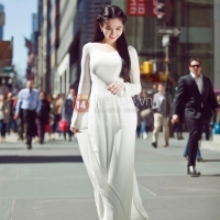 Ngọc Trinh duyên dáng áo dài trên đường phố New York