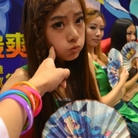 Bộ ảnh "sờ" tận tay các showgirl tại ChinaJoy 2013