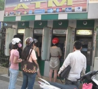 Cảnh giác khi rút thẻ ATM nè các bạn Vietyo
