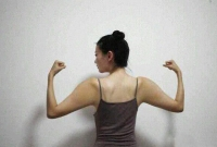 <><><>Trung Quốc: Cô gái xinh đẹp có cơ bắp tay bất thường<><><>