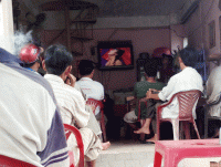 Quán cafe gần chùa, chiếu phim sex giữa ban ngày