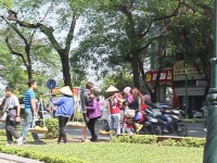 Hà Nội : Du khách Tây chạy thục mạng vì bị đội "nữ quái" bán hàng rong đeo bám