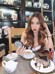 'Soi' học vấn và cuộc sống sang chảnh của hotgirl Mina Nguyễn, dân mạng trầm trồ ngưỡng mộ