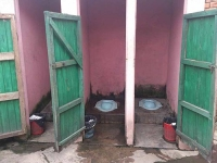 Toilet công cộng ở TPHCM hôi thối, bẩn thỉu, đầy ống chích và các dòng chữ bậy bạ.