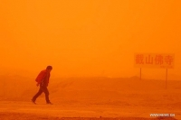 Thành phố đỏ ối khi bão cát kinh hoàng tấn công tại TQ