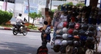 Cô gái lột đồ, đứng "tắm nắng" giữa Sài Gòn