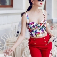 Trà Ngọc Hằng diện áo crop-top khoe eo thon khi dạo phố////nhìn đẹp dễ sợ
