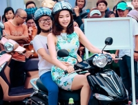 Minh Hằng cực xinh diện váy hoa ngắn đi xe máy trên đường phố - yêu em :x