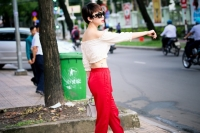 Tóc tiên khoe vòng eo và hình xăm gợi cảm với áo crop top trên phố Sài Gòn :x