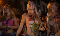 Lễ hội Carnival ở Brazil hấp dẫn không thua gì show diễn đồ lót Victoria's Secret.