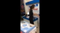 Clip nữ nhân viên ở Hà Nội quỳ lạy khách do đưa nhầm mặt hàng
