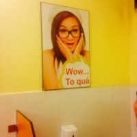 Phản cảm 'bé' Xuân Mai bị trưng ảnh trong toilet quán nhậu - wow to quá mới ghê :D