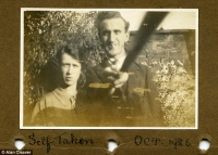 Cặp đôi chụp ảnh selfie bằng gậy tự sướng từ năm 1926