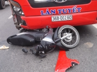 Thai phụ bị xe khách kéo lê trên đường đi sinh con