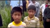 Chết Cười Với Video Bắt Quả Tang 2 Cậu Bé Đốt " Hố Xí" Hàng Xóm