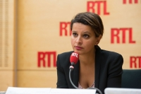 Nữ Bộ trưởng xinh đẹp của Pháp bị tố mặc hở ngực để mê hoặc Quốc hội