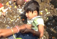 Nhúng trẻ em vào phân bò để cầu may mắn ở Ấn Độ.....bó tay luôn :))