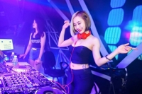 NONSTOP - DJ KHÔNG MẶC ÁO NGỰC LẮC VẾU ĐIÊN CUỒNG TRONG BAR