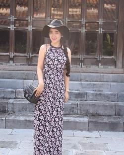 Cô giám thị xinh đẹp thường được các nam sinh nhắn tin hỏi bài