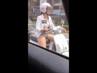 Phát hoảng với chiếc váy ngắn của cô gái đi xe máy khi phải chống chân dừng đèn đỏ