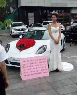 Cô gái mặc váy cưới đứng giữa quảng trường: Nếu ôm đủ 999 chàng trai, sẽ lấy người cuối cùng làm chồng!