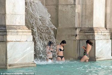 3 cô gái Italia mặc bikini nhảy vào tắm trong đài phun nước :D