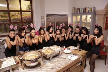 Hà Anh diện trang phục Playboy "đầy khiêu khích" trong tiệc chia tay độc thân
