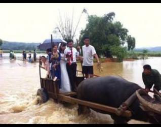 Ảnh độc - lạ của các cặp cưới nhau mùa mưa bão :))