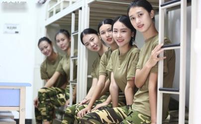Nữ sinh học quân sự xinh hơn hoa hậu làm cả trường náo loạn