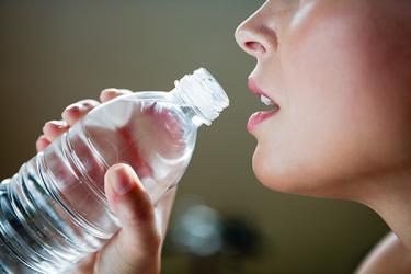 uống nước có giảm cân không?