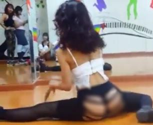 Bấn loạn vì cô giáo Hà Nội mặc quần hở phía sau nhảy twerk