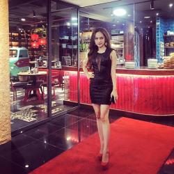 Angela Phương Trinh với trang phục ôm sát đầy nóng bỏng, Nguyễn Thúy Vi khoe dáng gợi cảm...hot trên FB