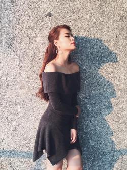 Angela Phương Trinh với trang phục ôm sát đầy nóng bỏng, Nguyễn Thúy Vi khoe dáng gợi cảm...hot trên FB