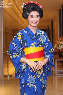Vân Hugo khoe vòng một bốc lửa khi vào vai nàng tiên cá :x