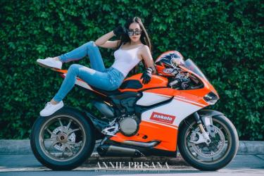 Biker Thái khoe đường cong bên Ducati 1199 Superleggera - cong gì mà cong thế :x