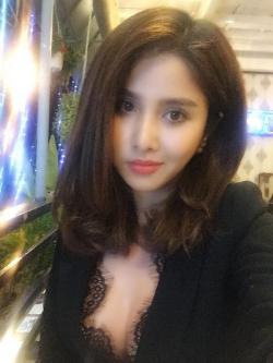 Đời thường táo bạo của 2 cô vợ cũ "nóng" nhất showbiz Việt