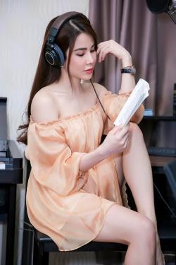 Mỹ nữ có dáng ngồi sexy nhất showbiz Việt