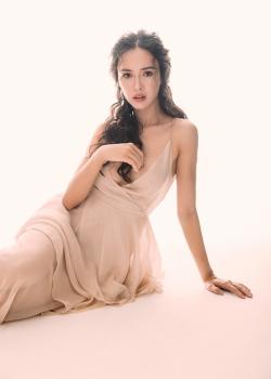 Vũ Ngọc Anh khoe ngực đầy với áo hai dây :x