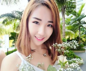 Nữ nhân viên phục vụ bất ngờ nổi tiếng vì xinh như hot girl