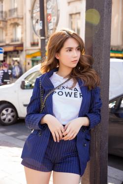 Ngọc Trinh khoe chân dài sexy trên đường phố Paris - đẹp em